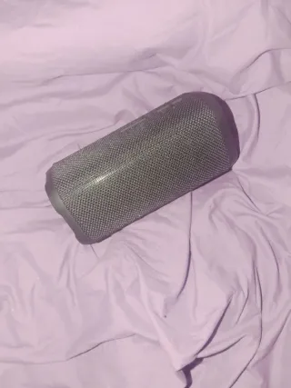 Altavoz portátil gris y negro