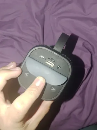 Altavoz portátil gris y negro