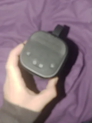 Altavoz portátil gris y negro