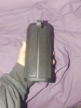 Altavoz portátil gris y negro