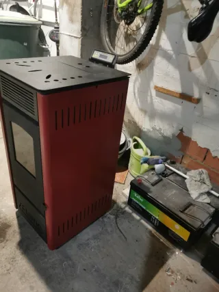 Estufa de pellets Flame roja y negra