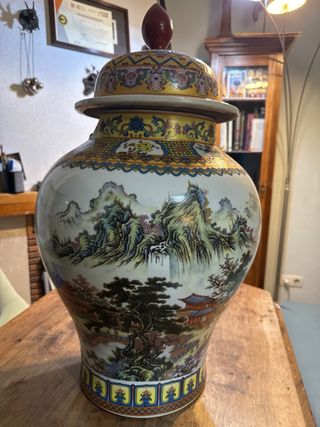 Jarrón de cerámica grande decorado