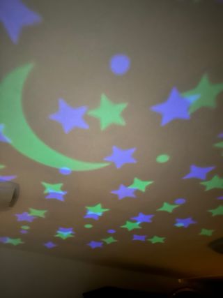 Proyector luz estrellas y luna bebé con música