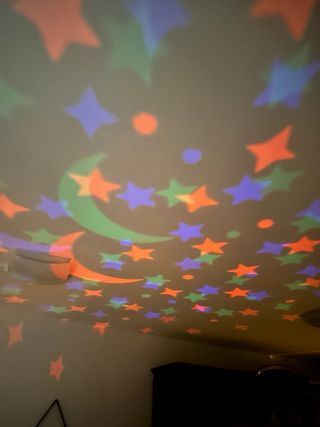 Proyector luz estrellas y luna bebé con música