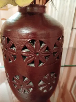 Jarrón decorativo marrón y naranja