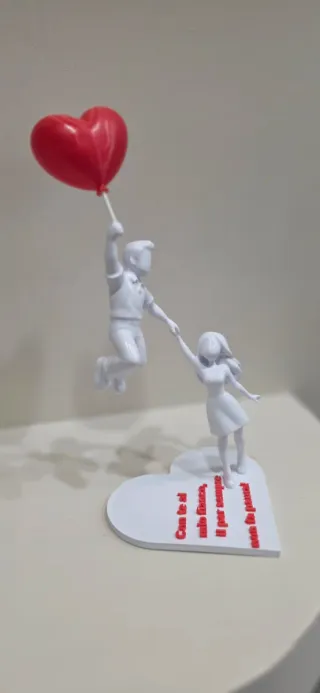 Statua coppia innamorata con palloncino