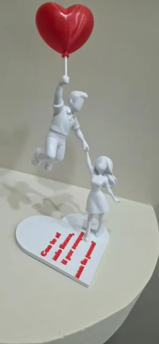 Statua coppia innamorata con palloncino