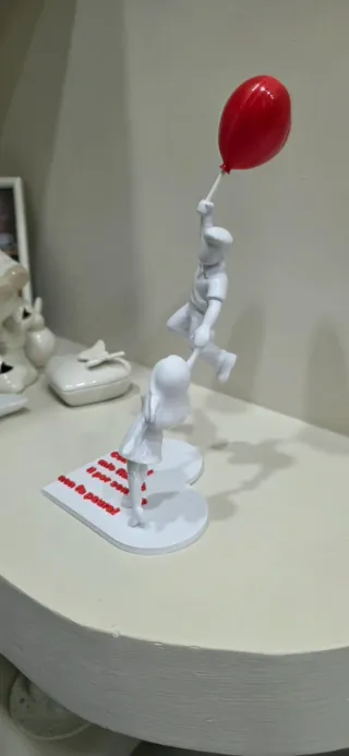 Statua coppia innamorata con palloncino