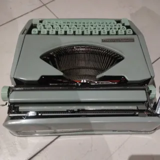 Macchina da scrivere Hermes Baby