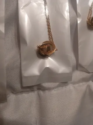 Collar de aros entrelazados