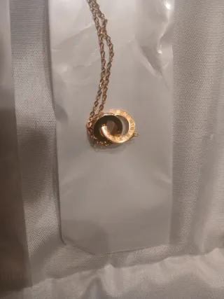 Collar de aros entrelazados