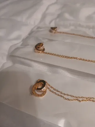 Collar de aros entrelazados