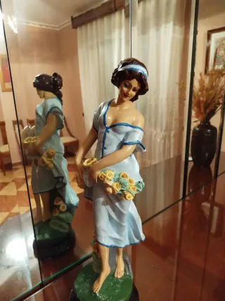Muñeca de porcelana con flores
