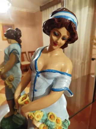 Muñeca de porcelana con flores