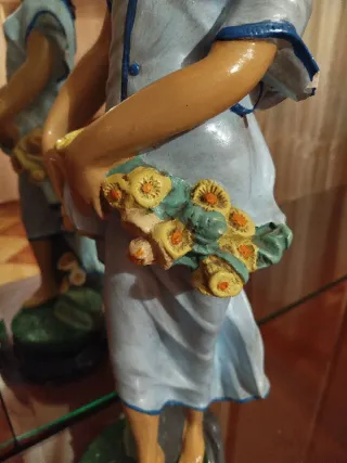 Muñeca de porcelana con flores