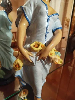 Muñeca de porcelana con flores