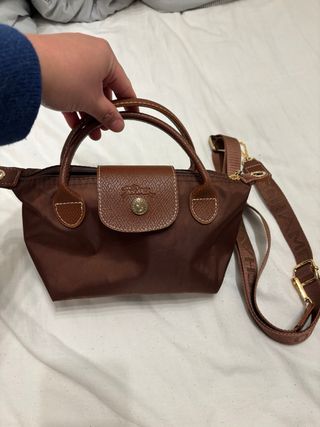Bolso marrón de mano