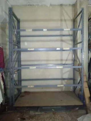 Estanterías industriales con bandejas fuertes