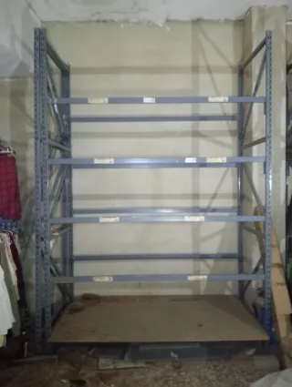 Estanterías industriales con bandejas fuertes