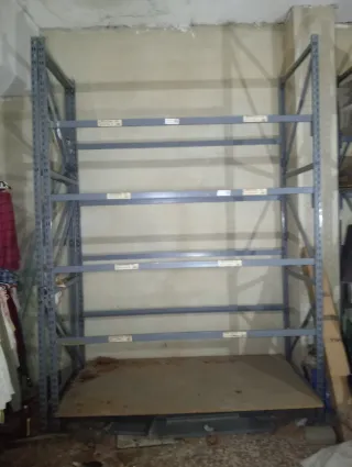 Estanterías industriales con bandejas fuertes