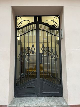Puerta de portal hierro y cristal