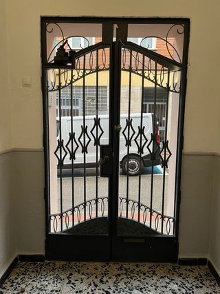 Puerta de portal hierro y cristal