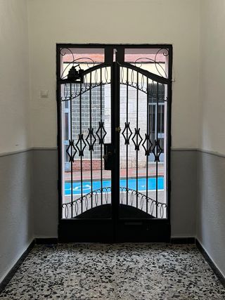 Puerta de portal hierro y cristal