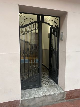 Puerta de portal hierro y cristal