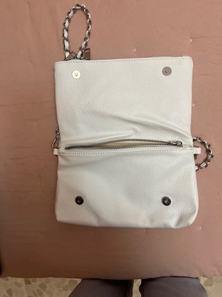 Bolso blanco con cadena y estrellas