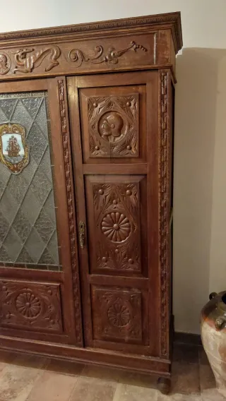 Armario antiguo madera tallada vidriera