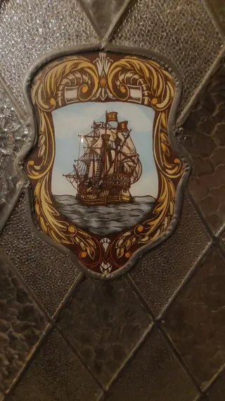 Armario antiguo madera tallada vidriera