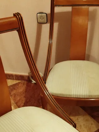 Juego de 5 sillas de madera