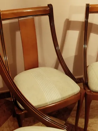 Juego de 5 sillas de madera