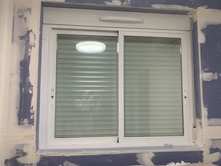 Ventana de aluminio con persiana