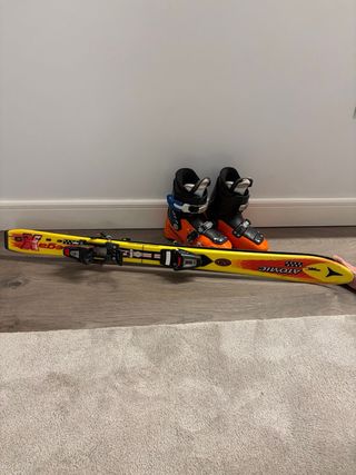 Conjunto esquí 110 Atomic y botas naranja 22,5