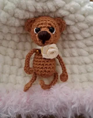 Osito miniatura amigurumi para muñequitas.