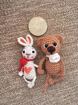 Osito miniatura amigurumi para muñequitas.
