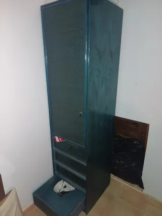 Armario ropero azul con mimbre y cajones