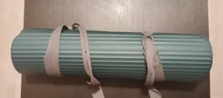 Esterilla de yoga verde con correas