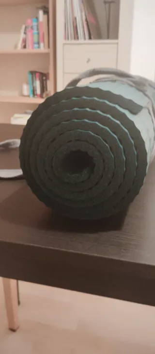 Esterilla de yoga verde con correas