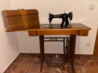 Máquina de coser Alfa antigua