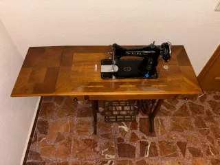 Máquina de coser Alfa antigua