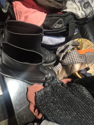 Lote de ropa y accesorios