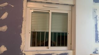 Ventana de aluminio corredera con persiana