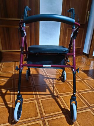 Andador con asiento y bolsa