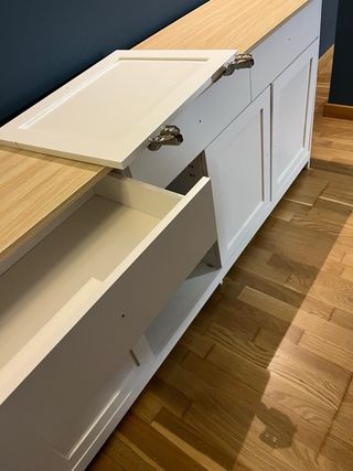 Mueble de comedor blanco y madera