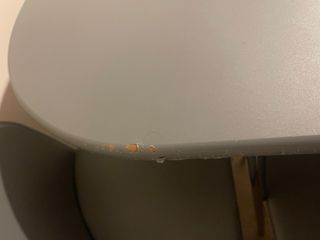 Mesa redonda con 4 sillas grises