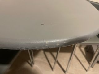 Mesa redonda con 4 sillas grises