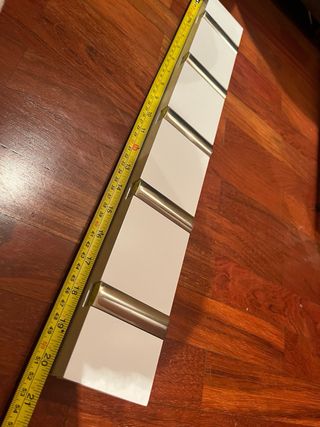 Perchero blanco con ganchos plateados