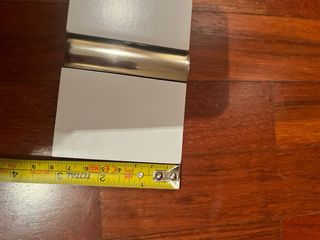 Perchero blanco con ganchos plateados